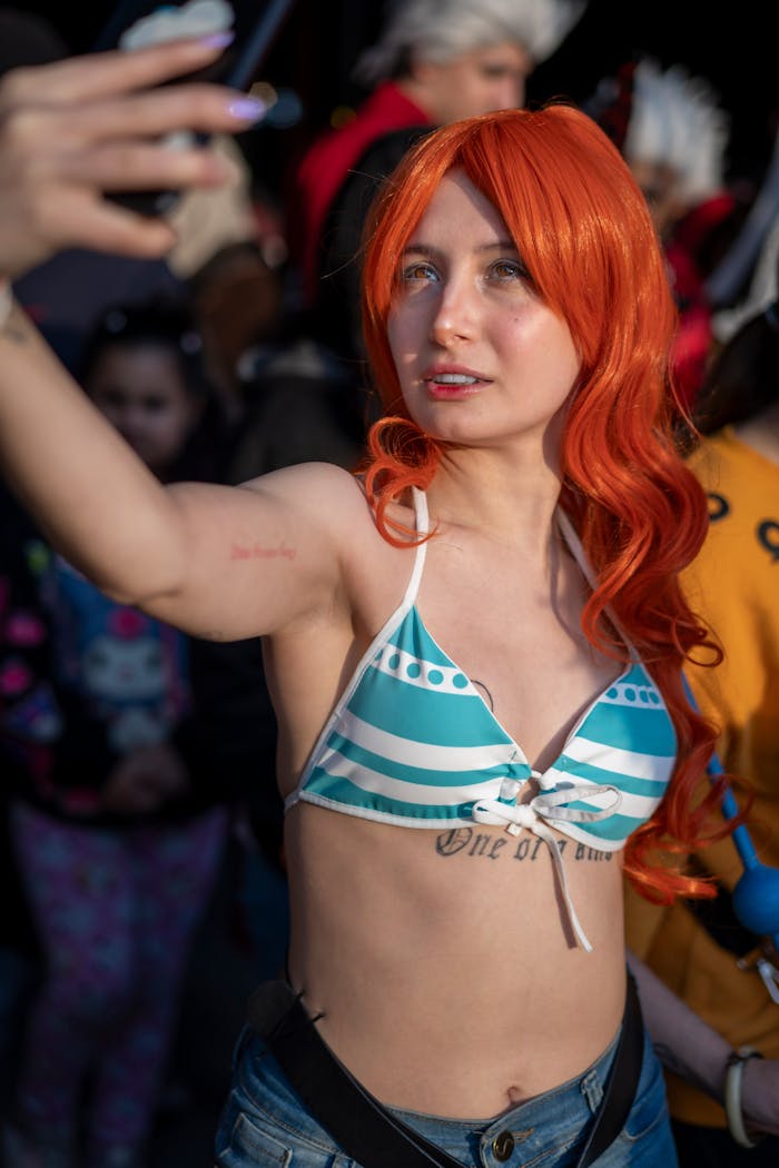 Vibrant cosplay scene at an anime convention in Buenos Aires, featuring a woman taking a selfie.